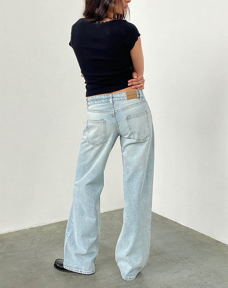 Immagine dei jeans paralleli a vita bassa con lavaggio chiaro estremo blu
