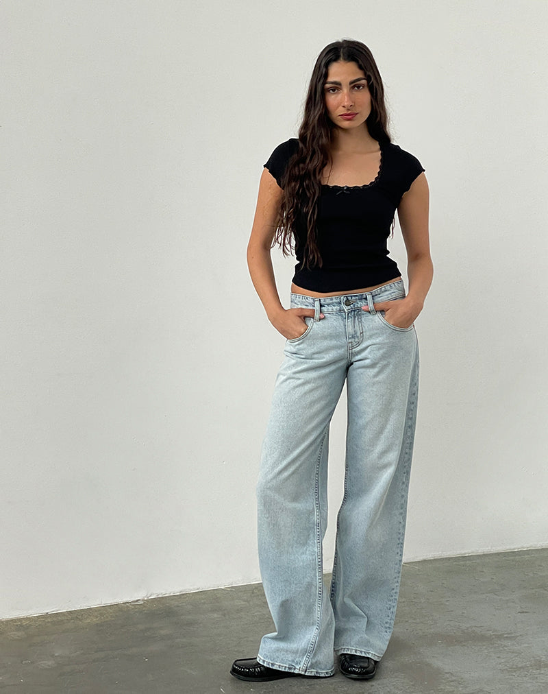 Immagine dei jeans paralleli a vita bassa con lavaggio chiaro estremo blu
