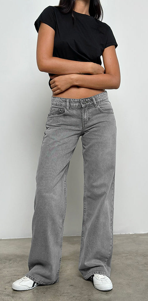 Immagine dei jeans paralleli a vita bassa con lavaggio grigio