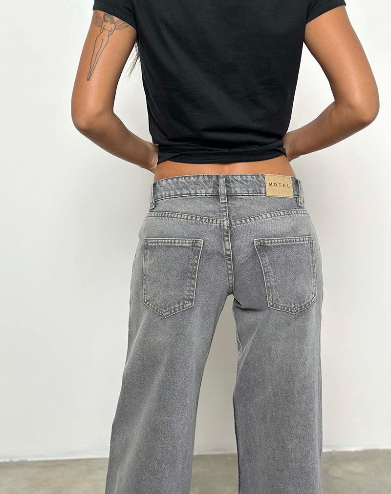 Immagine dei jeans paralleli a vita bassa con lavaggio grigio