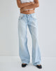 Immagine dei jeans paralleli a vita bassa in blu ghiaccio