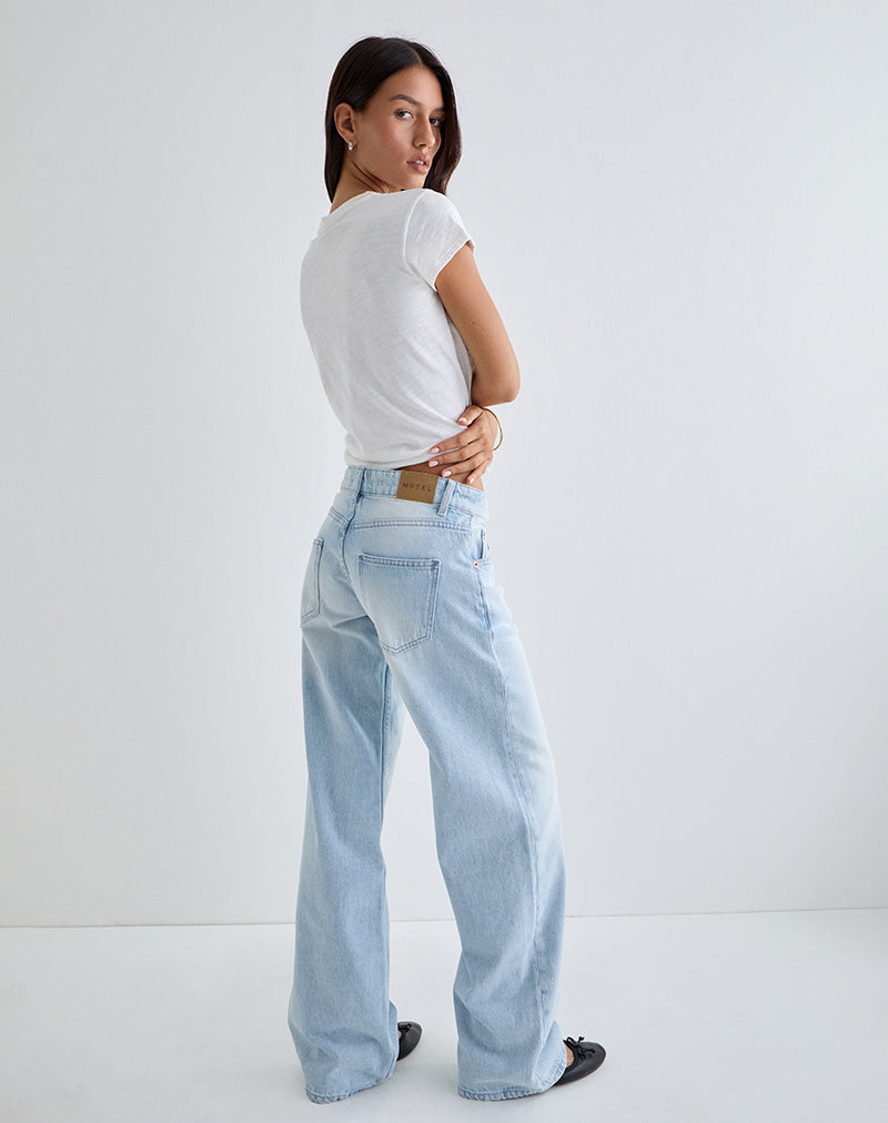 Immagine dei jeans paralleli a vita bassa in blu ghiaccio
