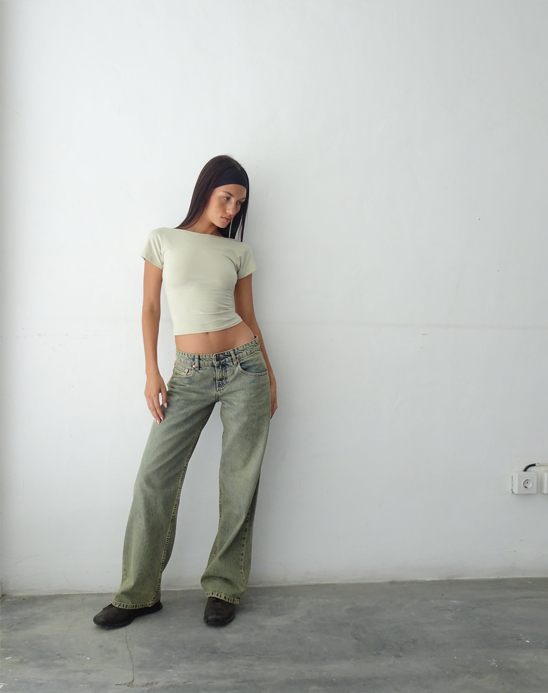 Immagine dei jeans paralleli a vita bassa in blu sabbia acido