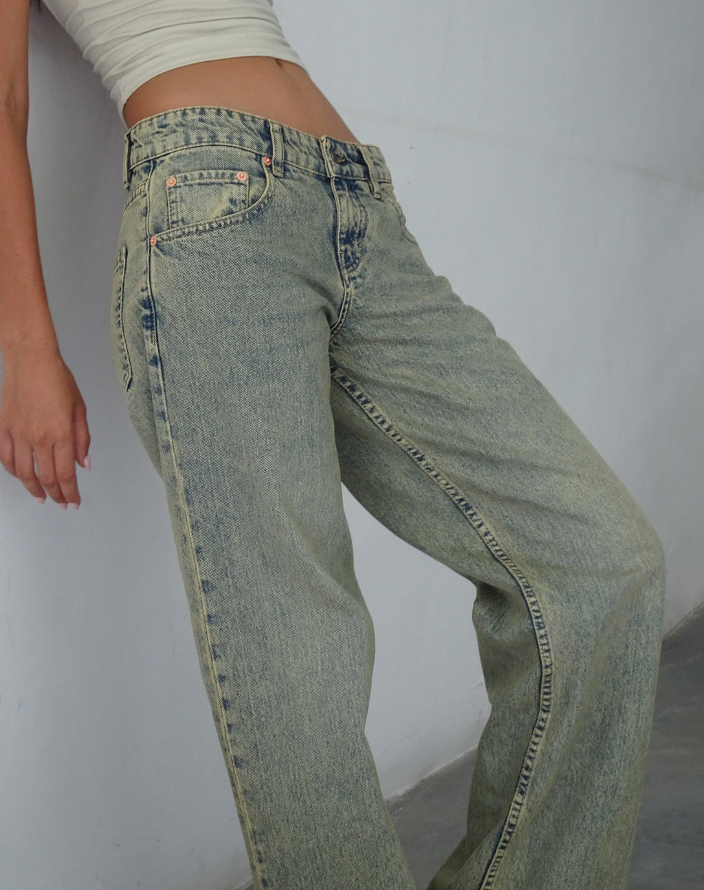 Jeans paralleli a vita bassa in blu sabbia acido