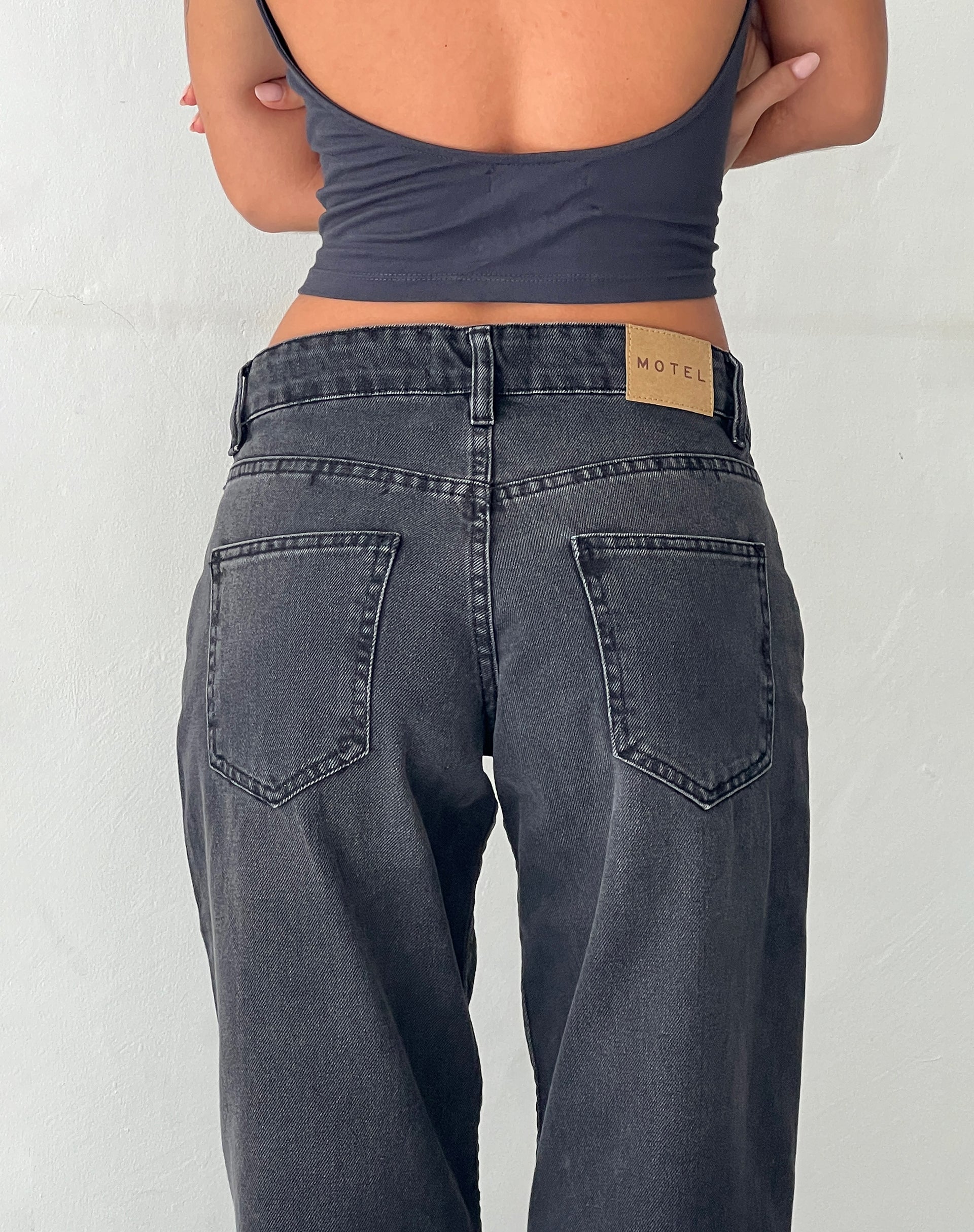 Immagine dei jeans paralleli a vita bassa in nero vintage