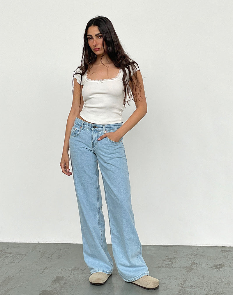 Immagine dei jeans paralleli a vita bassa in lavaggio chiaro blu