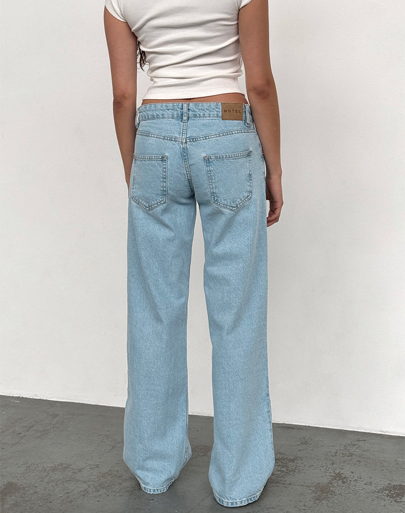 Immagine dei jeans paralleli a vita bassa in lavaggio chiaro blu