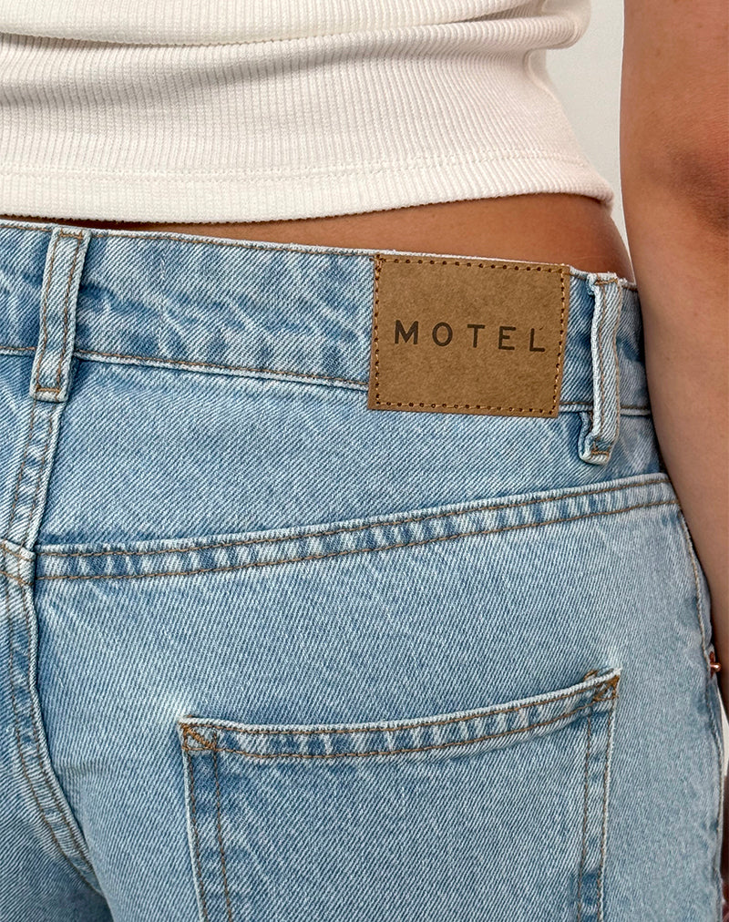 Immagine dei jeans paralleli a vita bassa in lavaggio chiaro blu