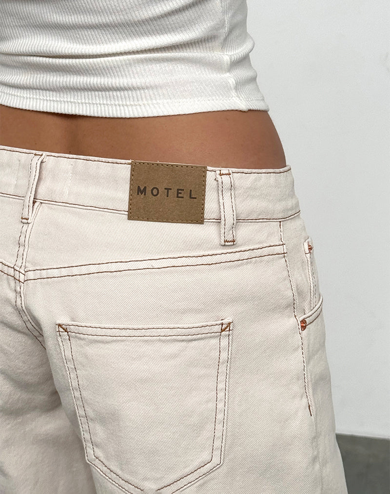 Immagine dei jeans paralleli a vita bassa in bianco sporco