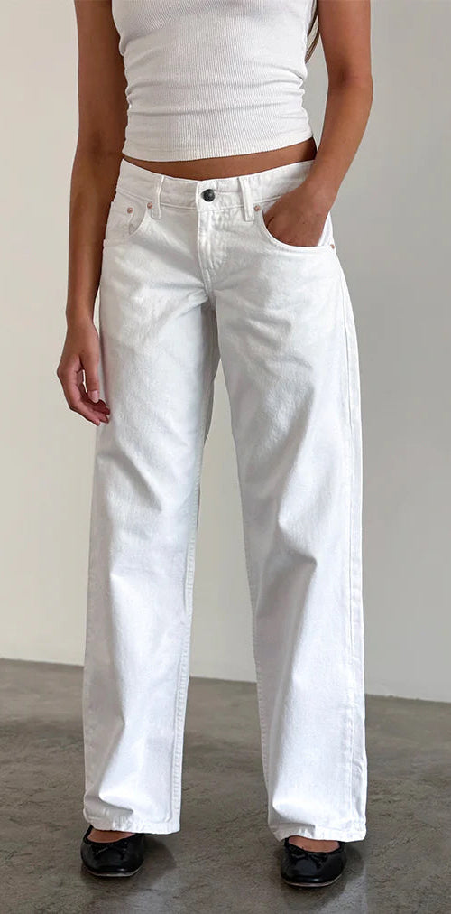 Immagine dei jeans paralleli a vita bassa in vero bianco