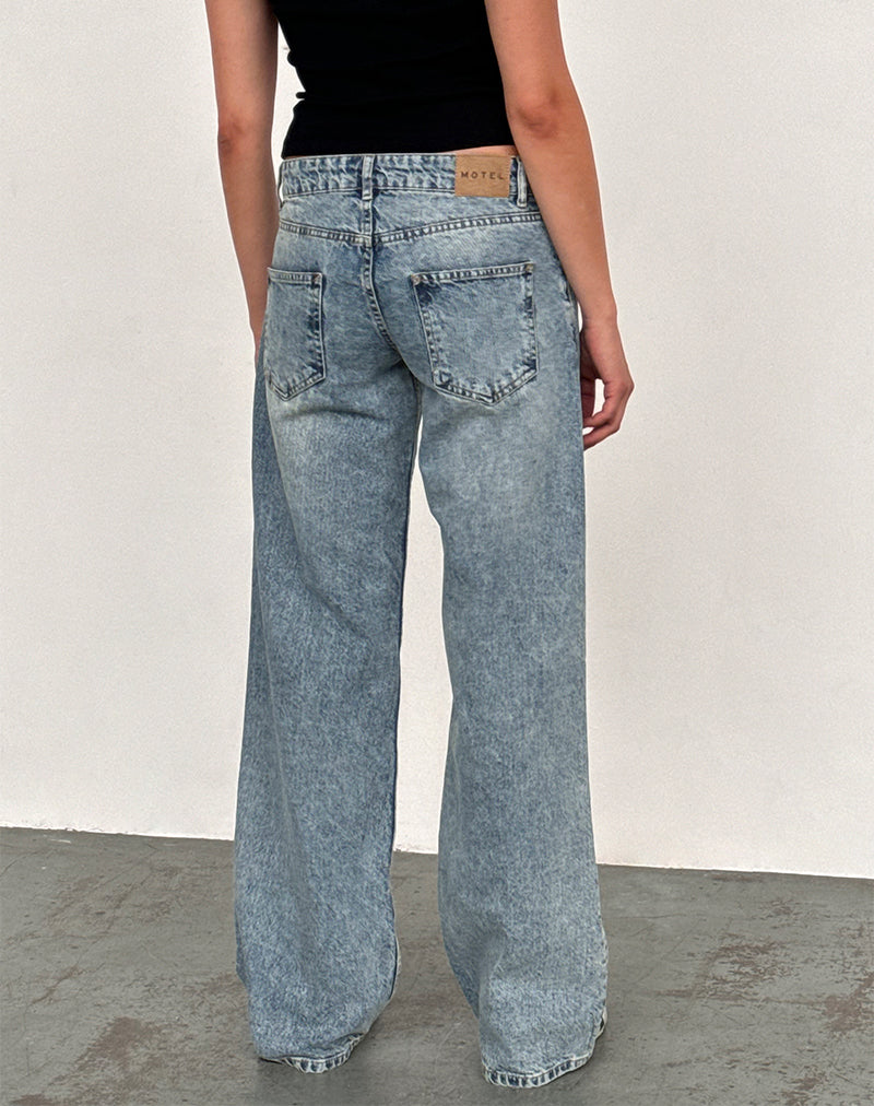 Immagine dei jeans paralleli a vita bassa con lavaggio blu vintage