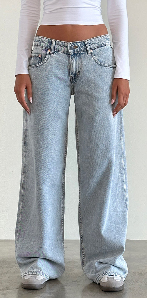 Immagine di Jeans larghi a vita bassa con lavaggio chiaro anni '80, blu