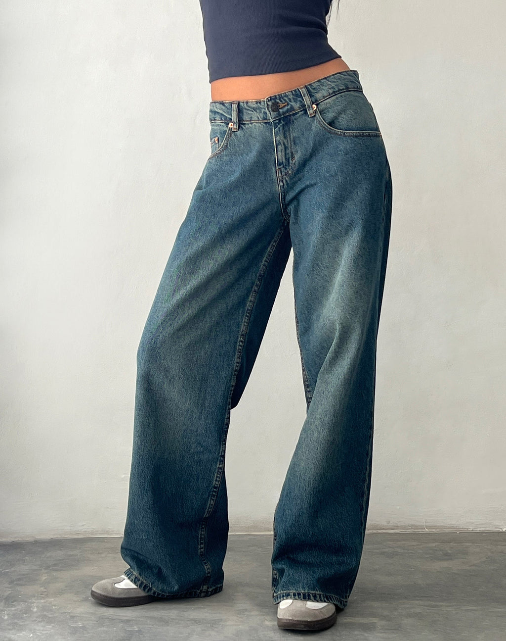 Jeans larghi extra a vita bassa in marrone blu acido