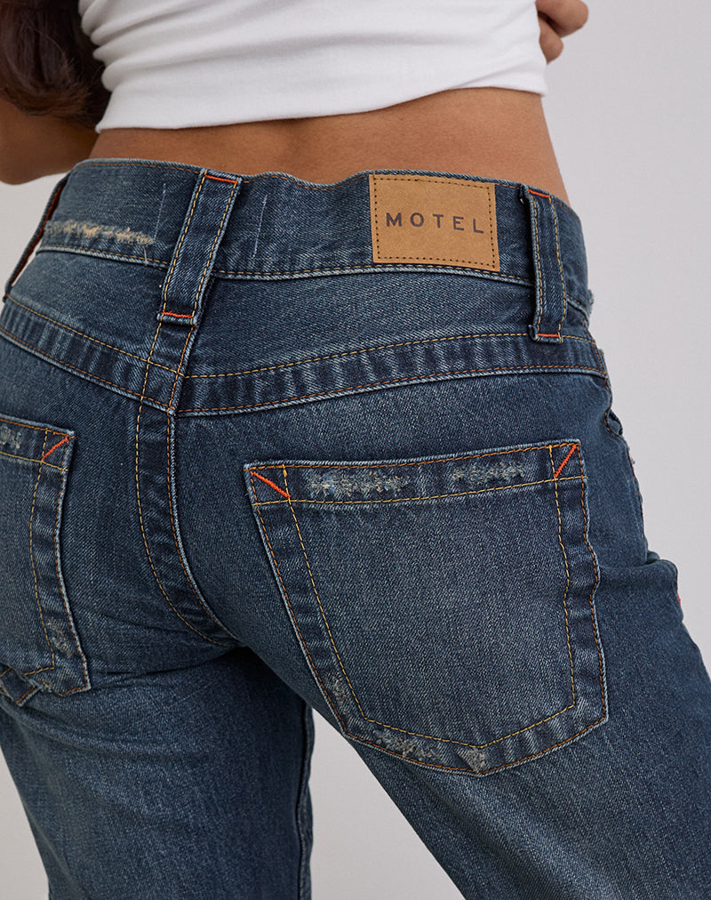 Immagine di Jeans a vita bassa con cuciture ritorte in tinta blu medio
