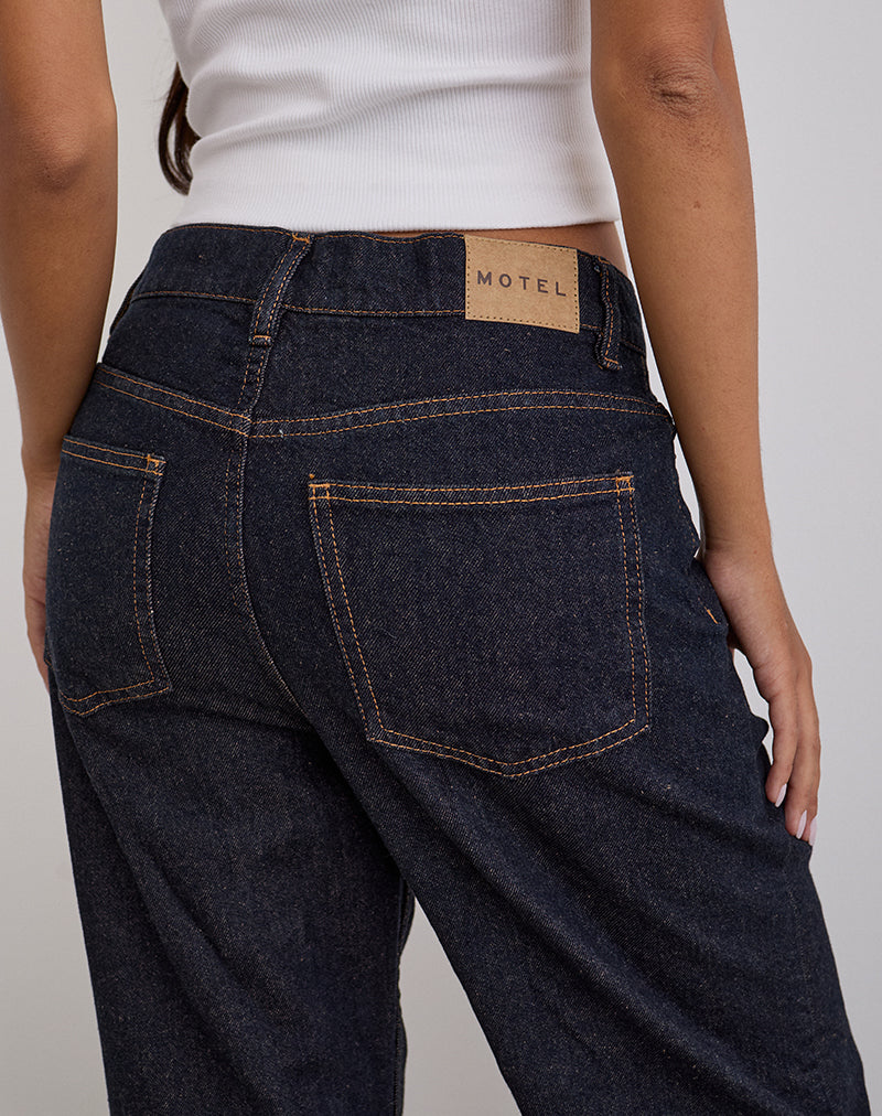 Immagine dei jeans paralleli slim a vita bassa in indaco