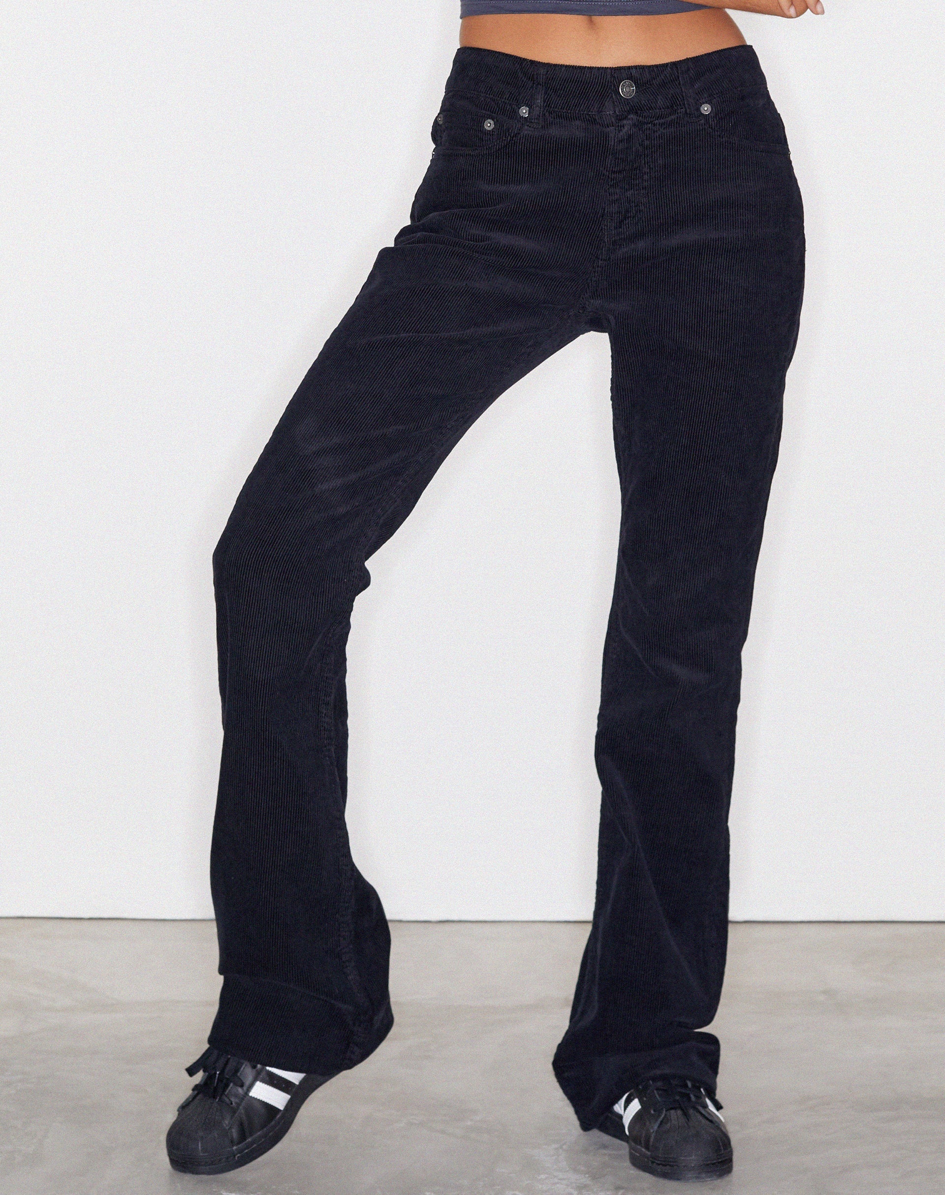 Immagine dei jeans Bootleg a vita bassa in corda nera