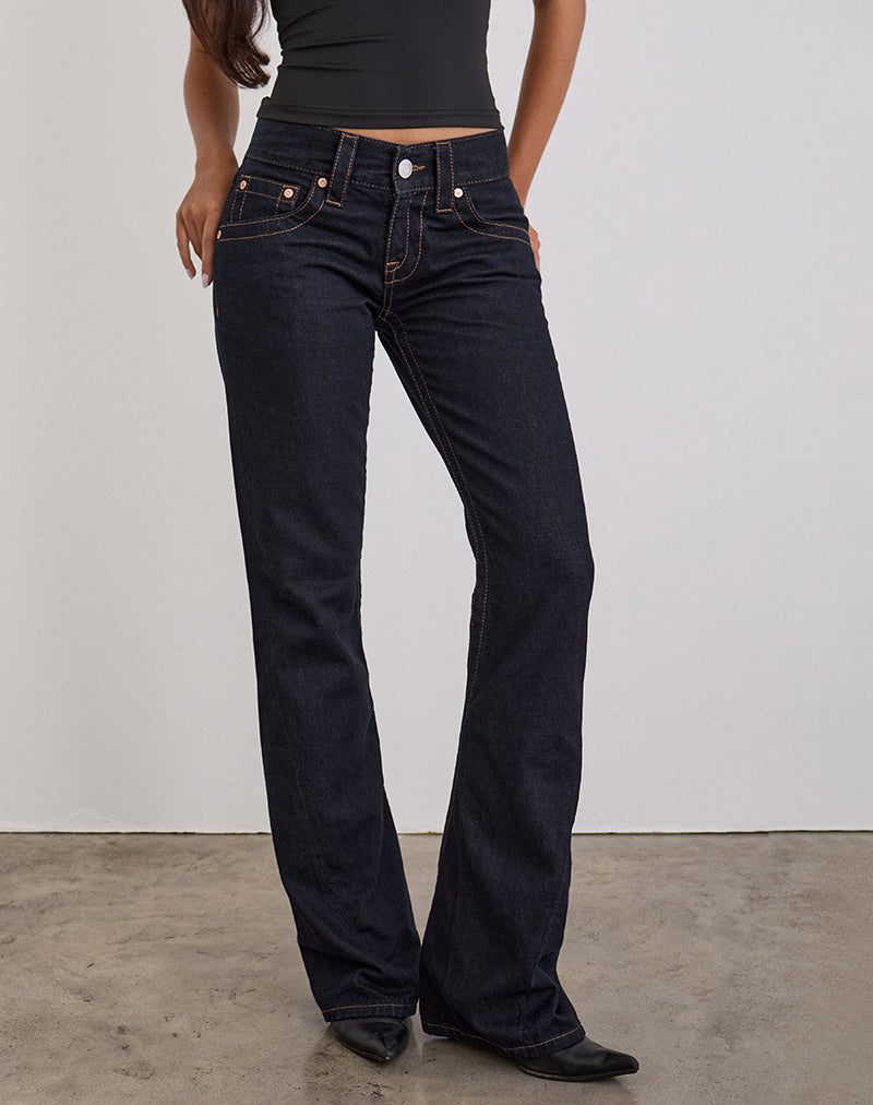 Immagine dei jeans a vita bassa con cuciture ritorte in risciacquo