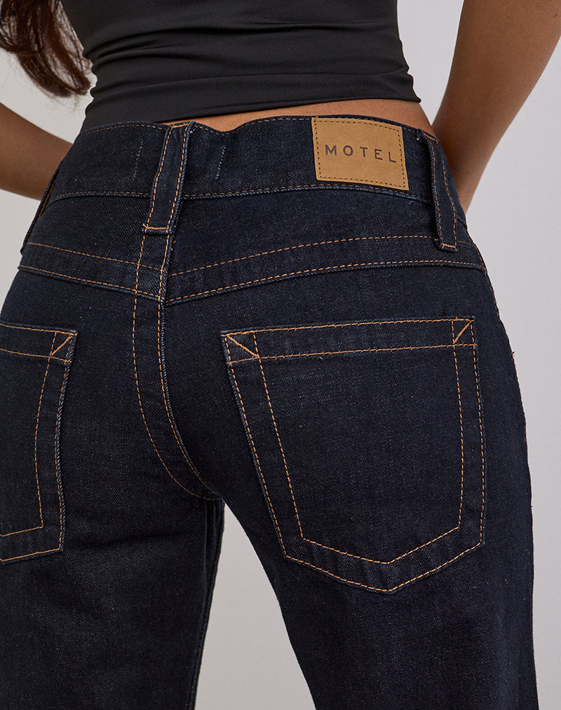 Immagine dei jeans a vita bassa con cuciture ritorte in risciacquo