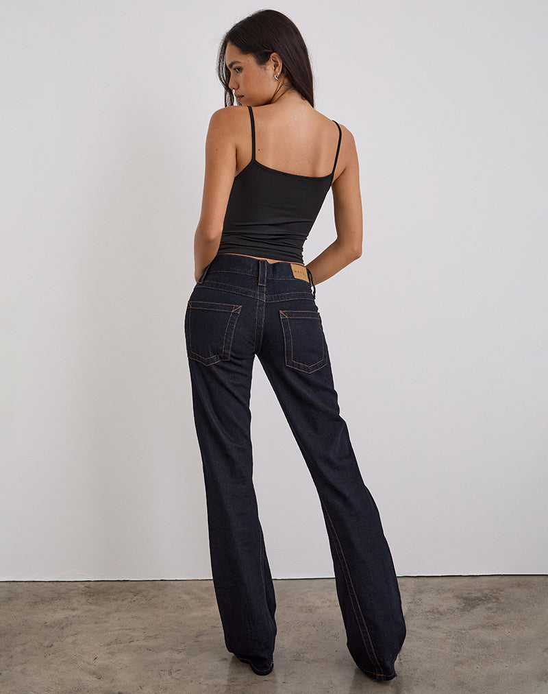 Immagine dei jeans a vita bassa con cuciture ritorte in risciacquo