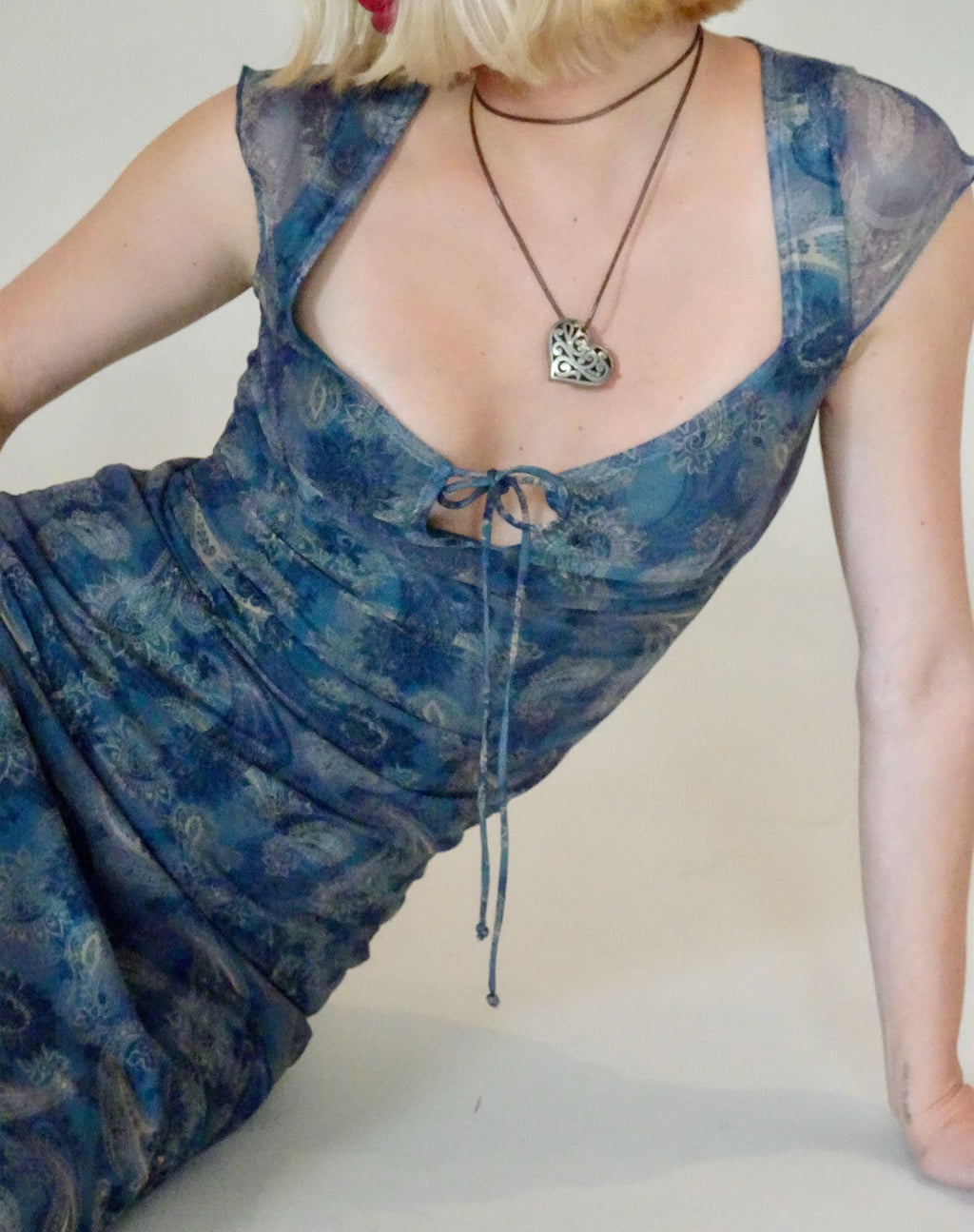 Lunama - Vestito midi in rete con motivo Paisley blu tono su tono