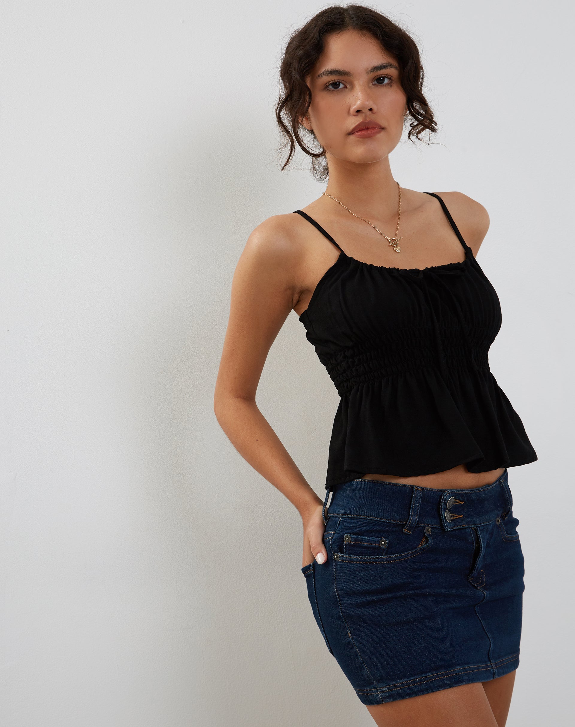 Immagine di Lyncia Tie Front Cami Top in nero