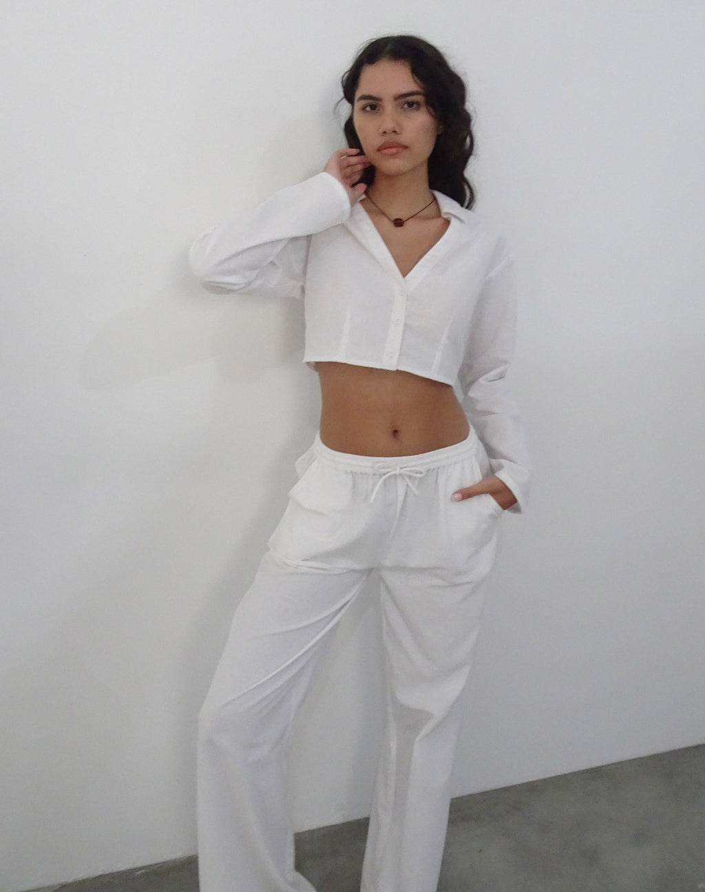 Lyse Super Cropped Shirt in bianco
