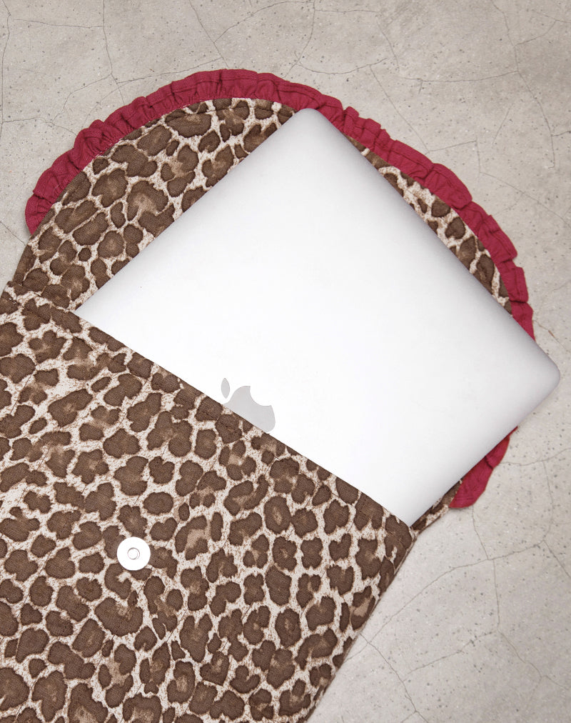 Immagine della borsa per laptop con stampa leopardata e balze rosse