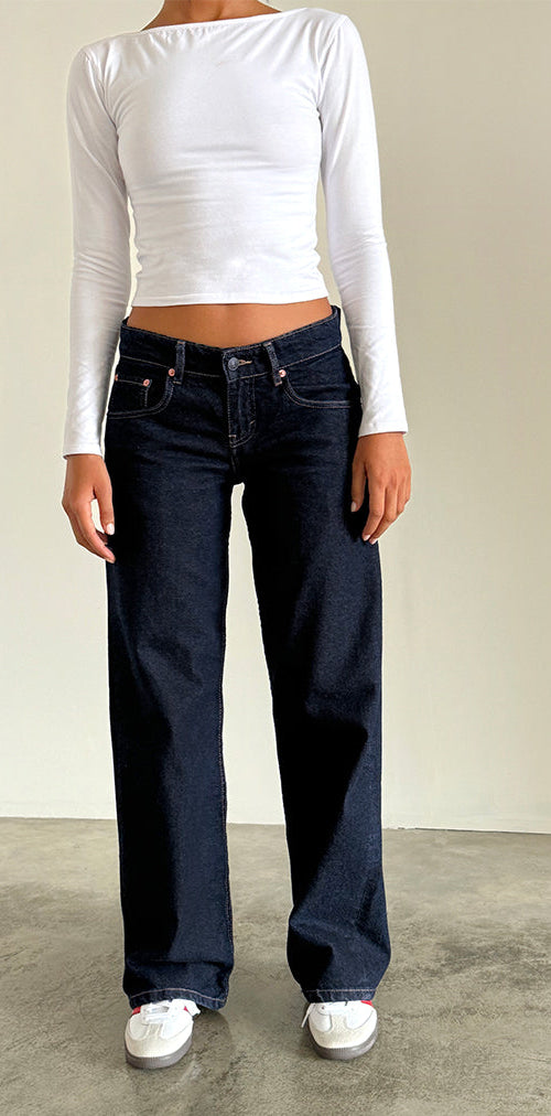 Immagine dei jeans paralleli a vita bassa in indaco