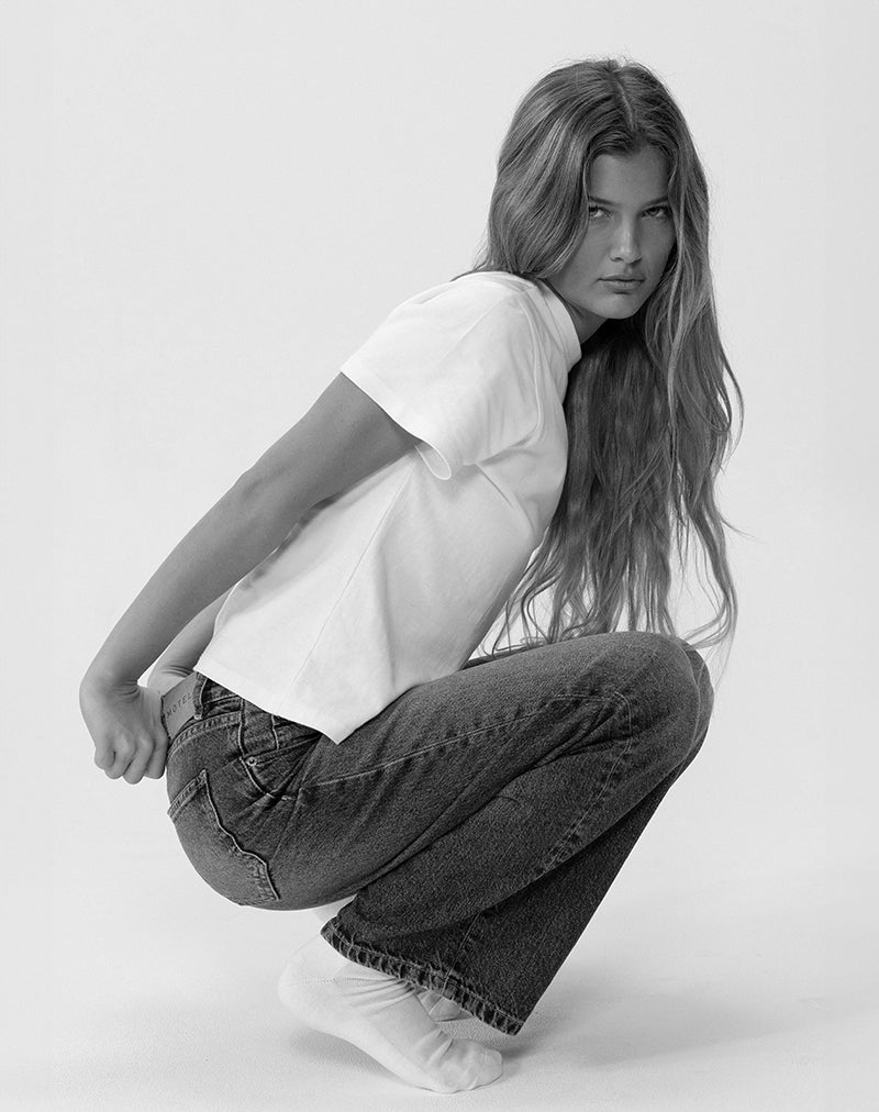Immagine dei jeans paralleli a vita bassa in blu acciaio
