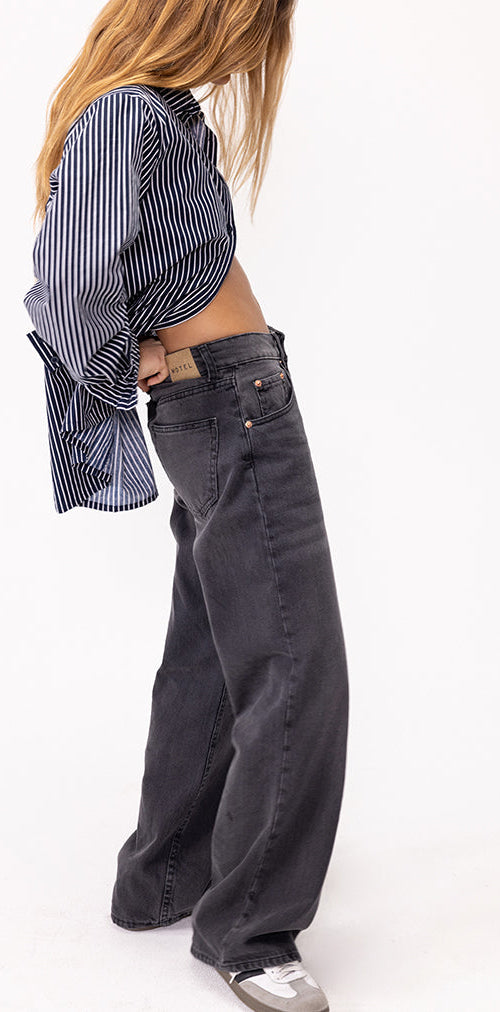 Immagine dei jeans paralleli a vita bassa in nero vintage