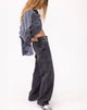 Immagine dei jeans paralleli a vita bassa in nero vintage