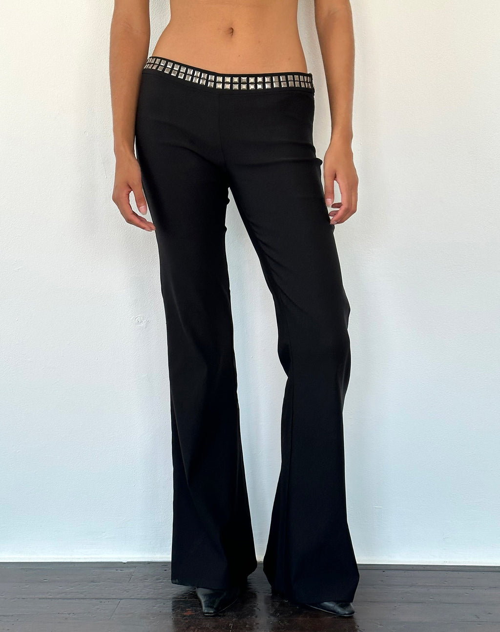 Pantaloni svasati con borchie Macias in nero Sartoria