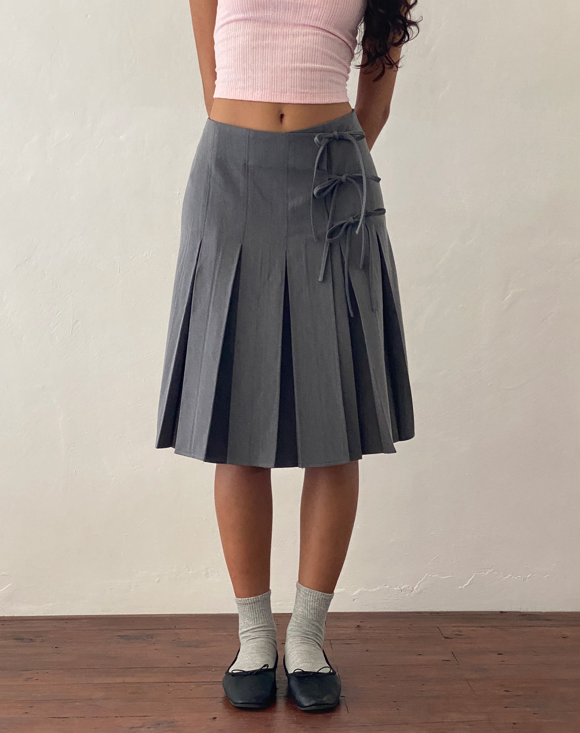 immagine di Madelyn Gonna midi plissettata in Charcoal Sartoriale