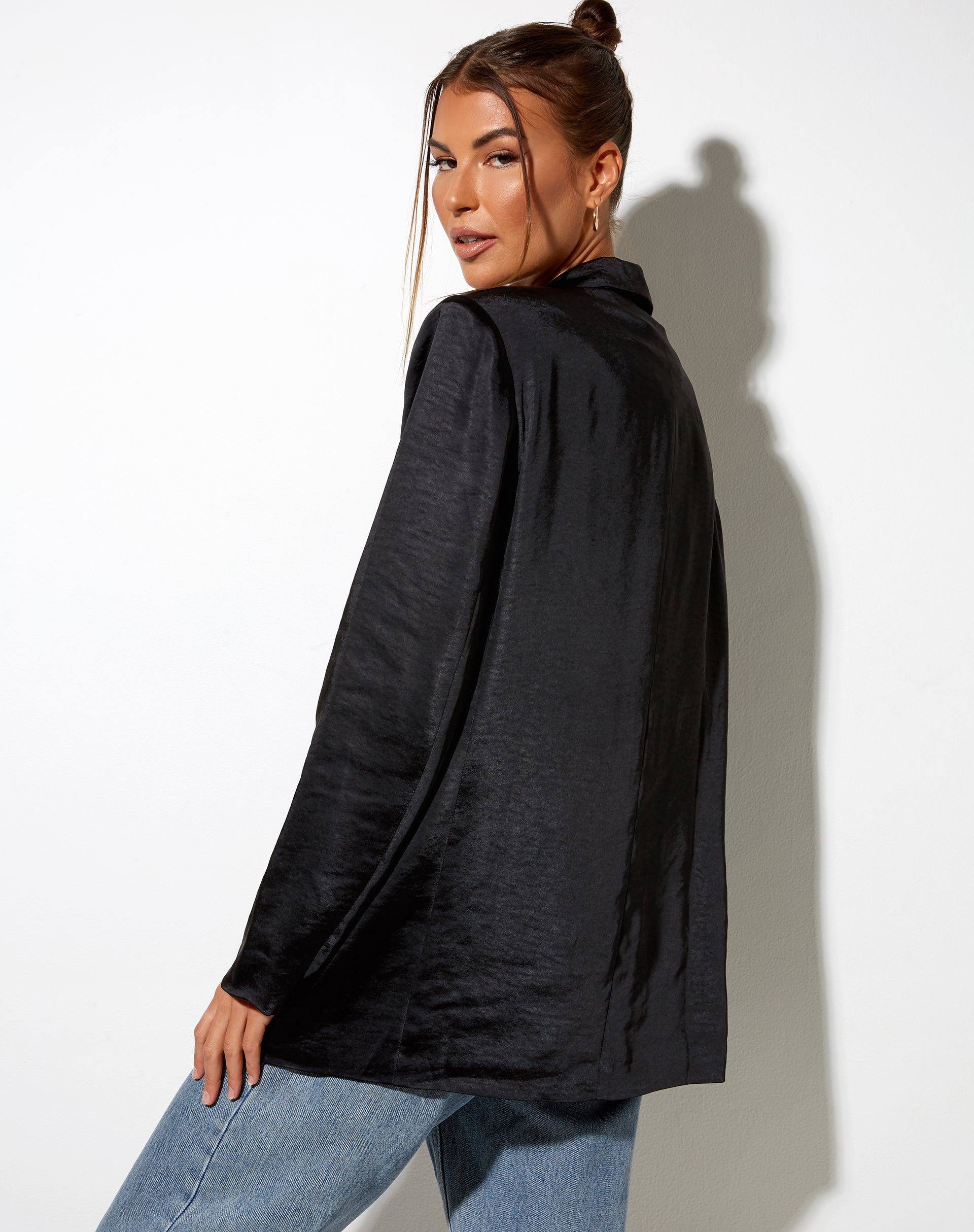 Immagine di Maiwa Blazer in nero satinato