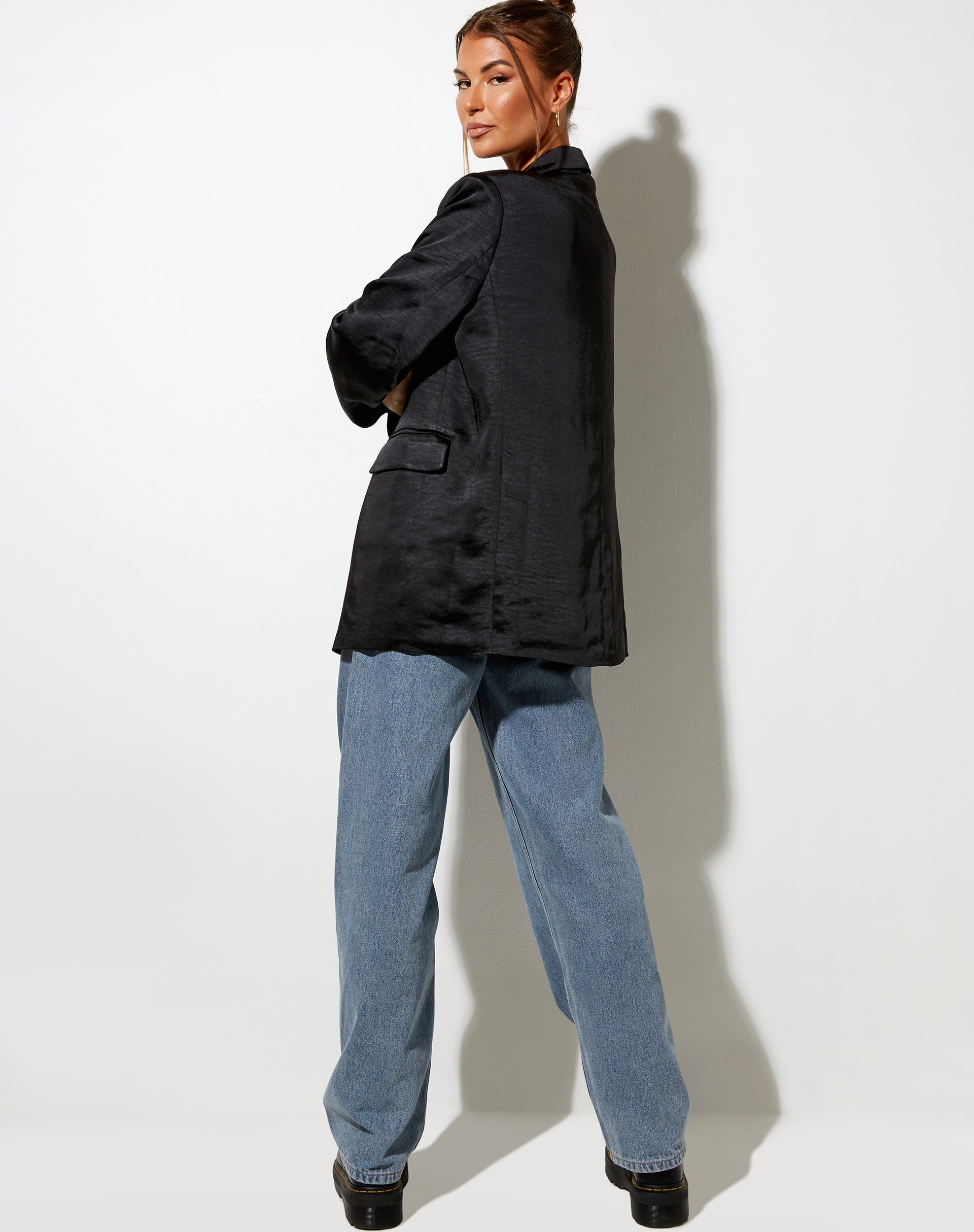 Immagine di Maiwa Blazer in nero satinato