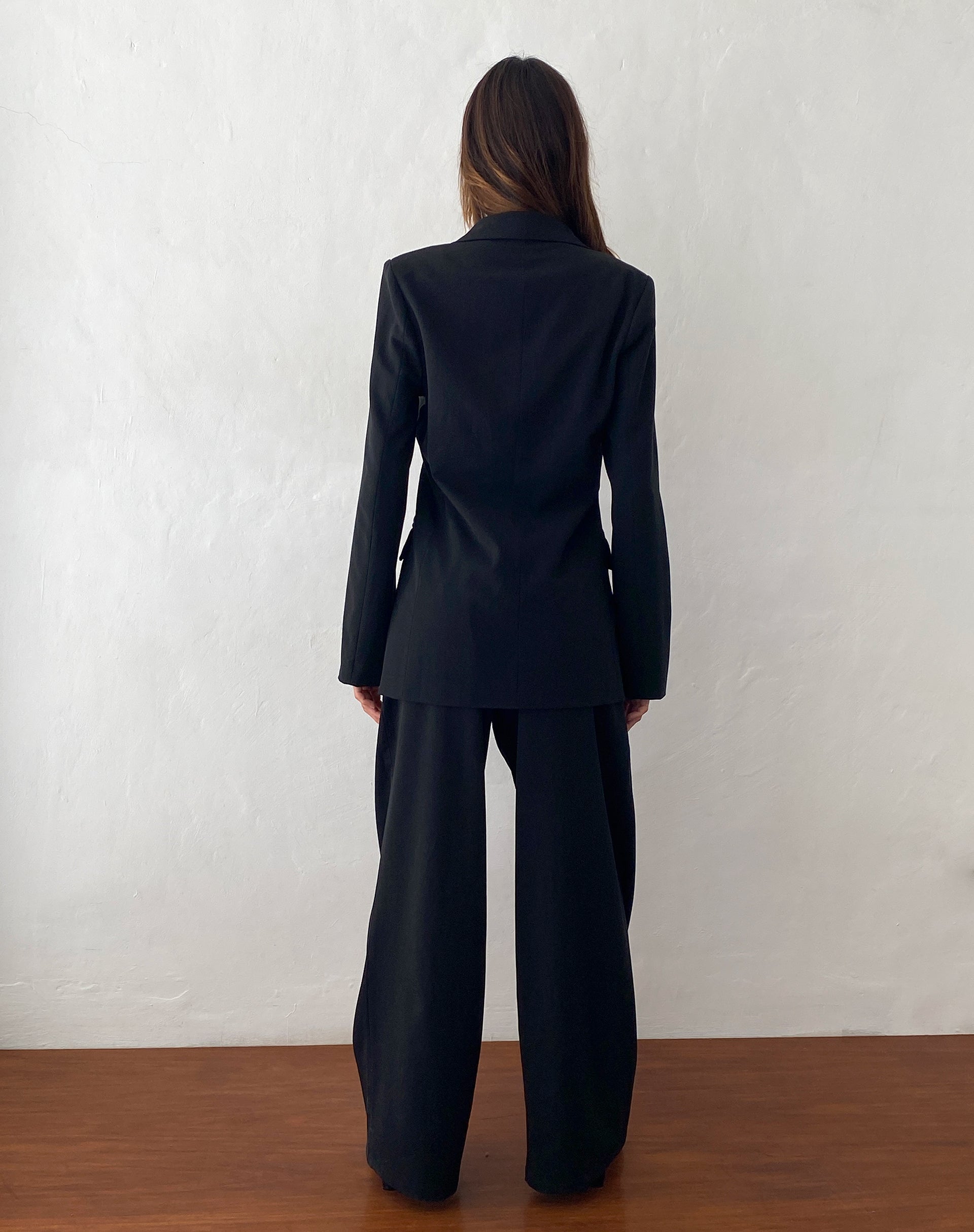 Immagine di Nailaka Pantaloni sartoriali a gamba larga a vita bassa in nero