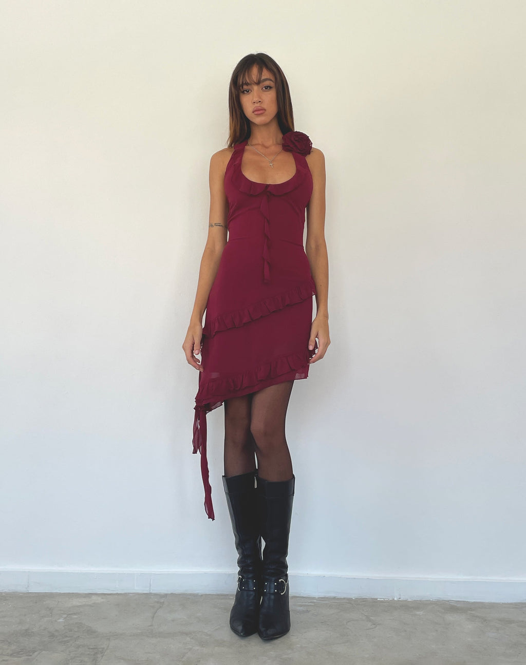 Mini abito Margaret con volant in chiffon color prugna e rosette