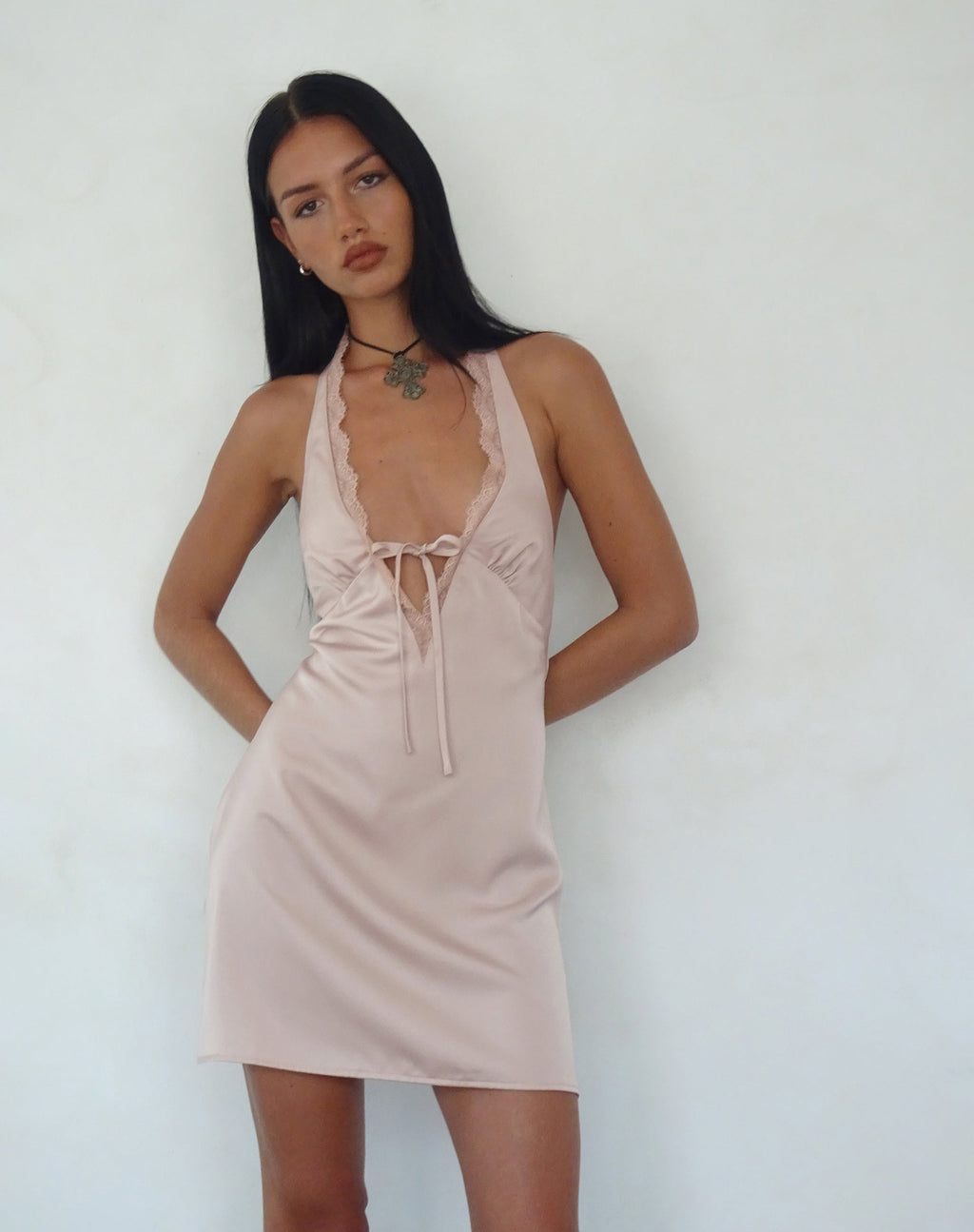 Mini abito Maruko con scollo a mezzaluna in raso champagne