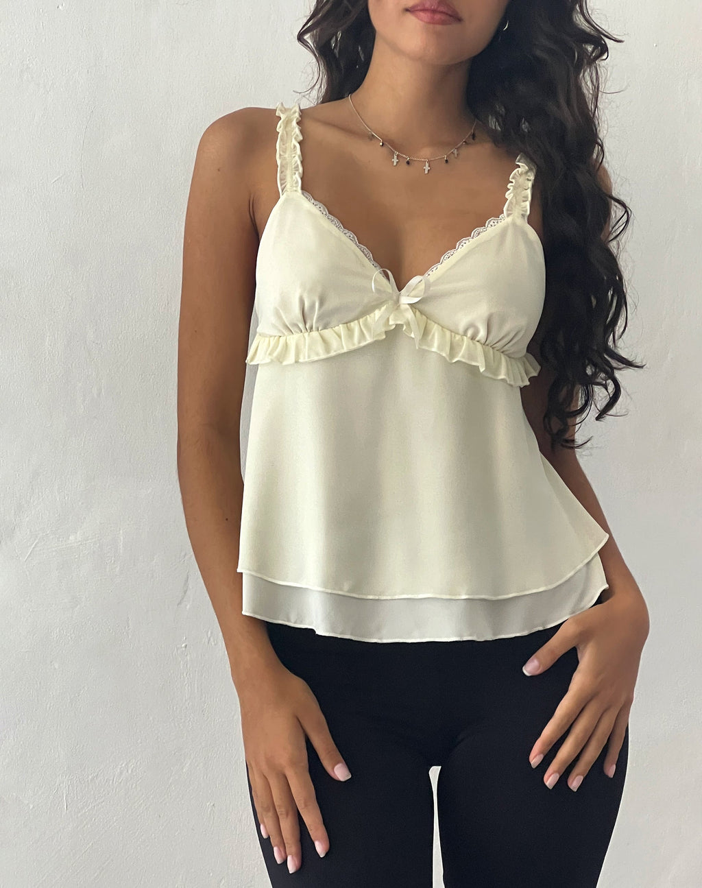 Melinda - Top cami con bordi a balze in avorio