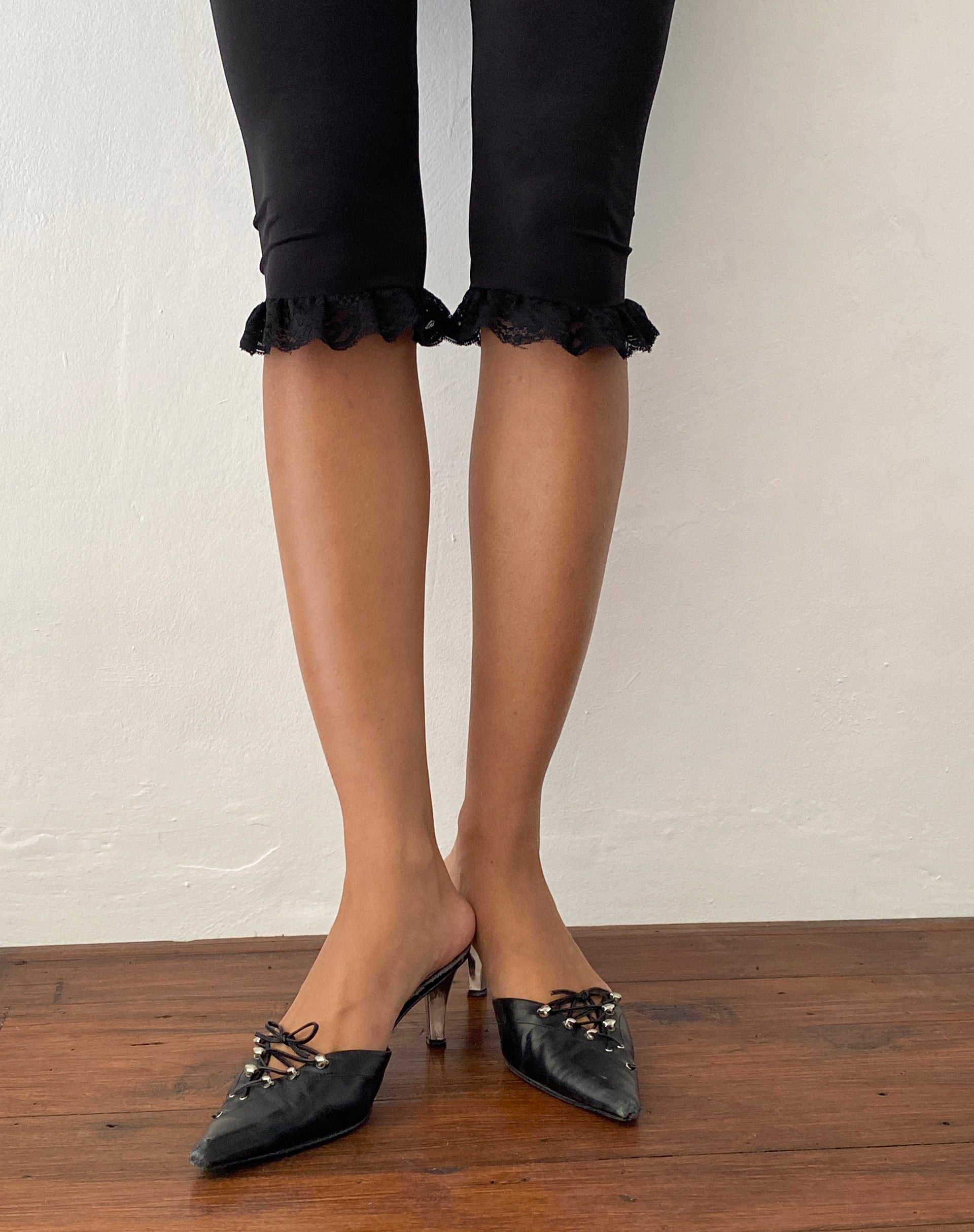 Immagine di Annika Lace Frill Capri Trouser in nero