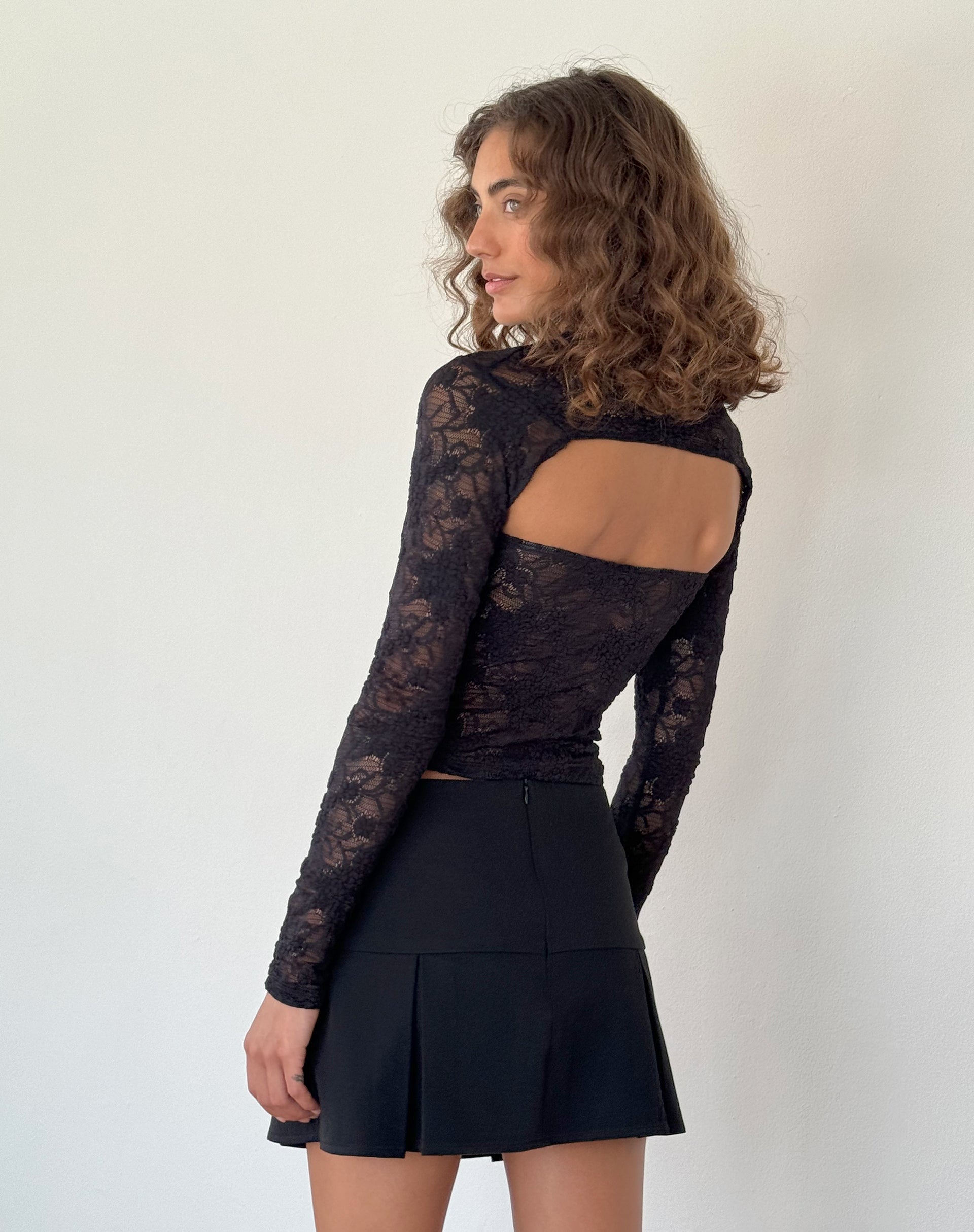 Immagine di Melvina Top a fascia e coprispalle in pizzo nero