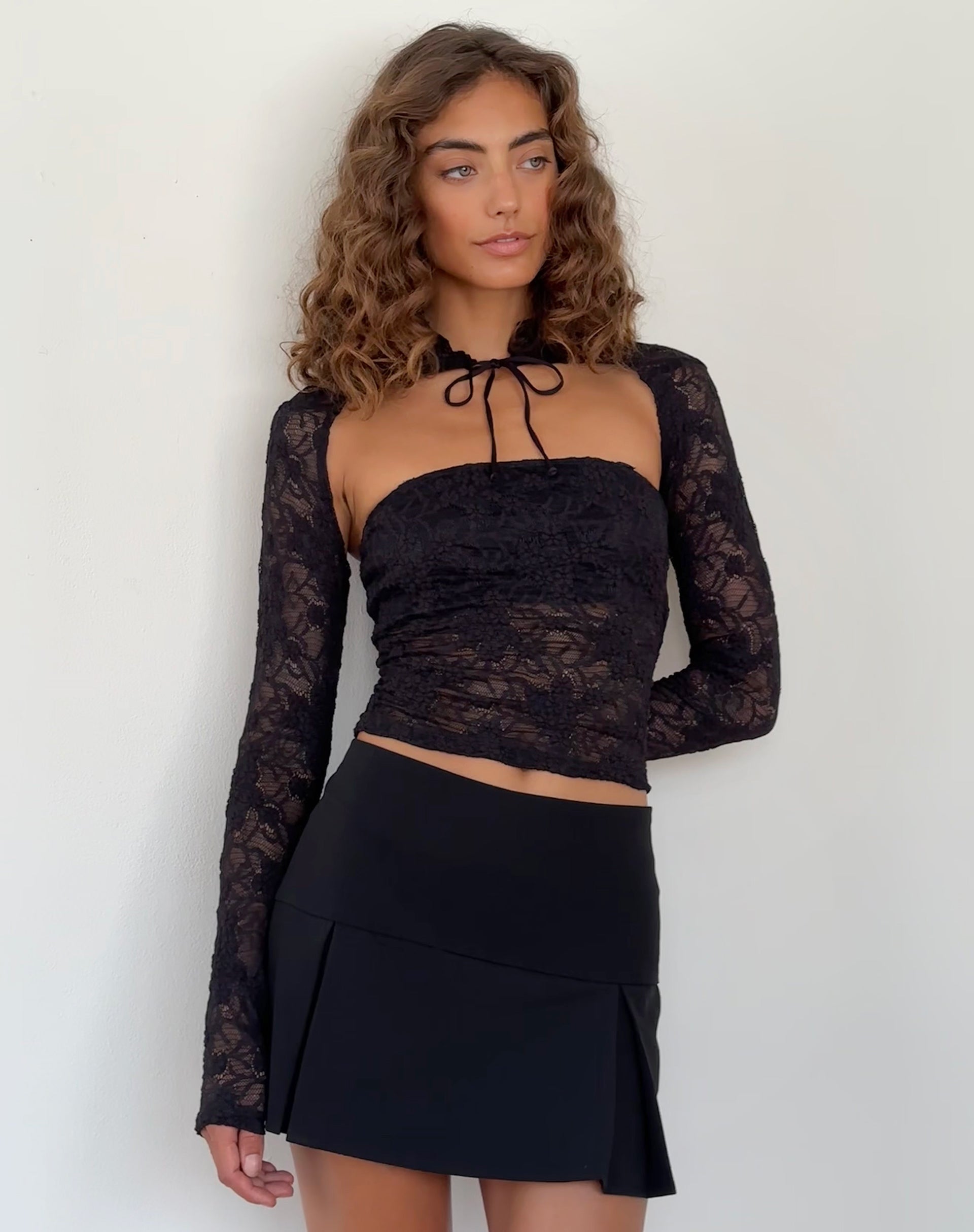 Immagine di Melvina Top a fascia e coprispalle in pizzo nero