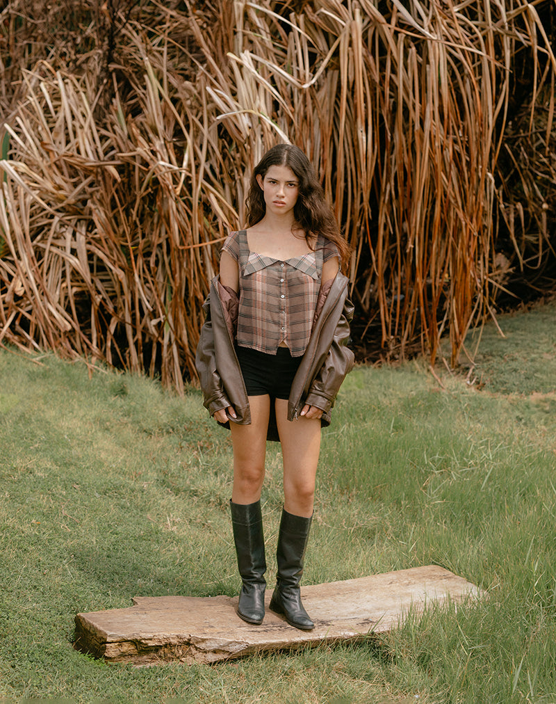 Immagine della camicetta Meraki in marrone e rosa a quadri sfocati