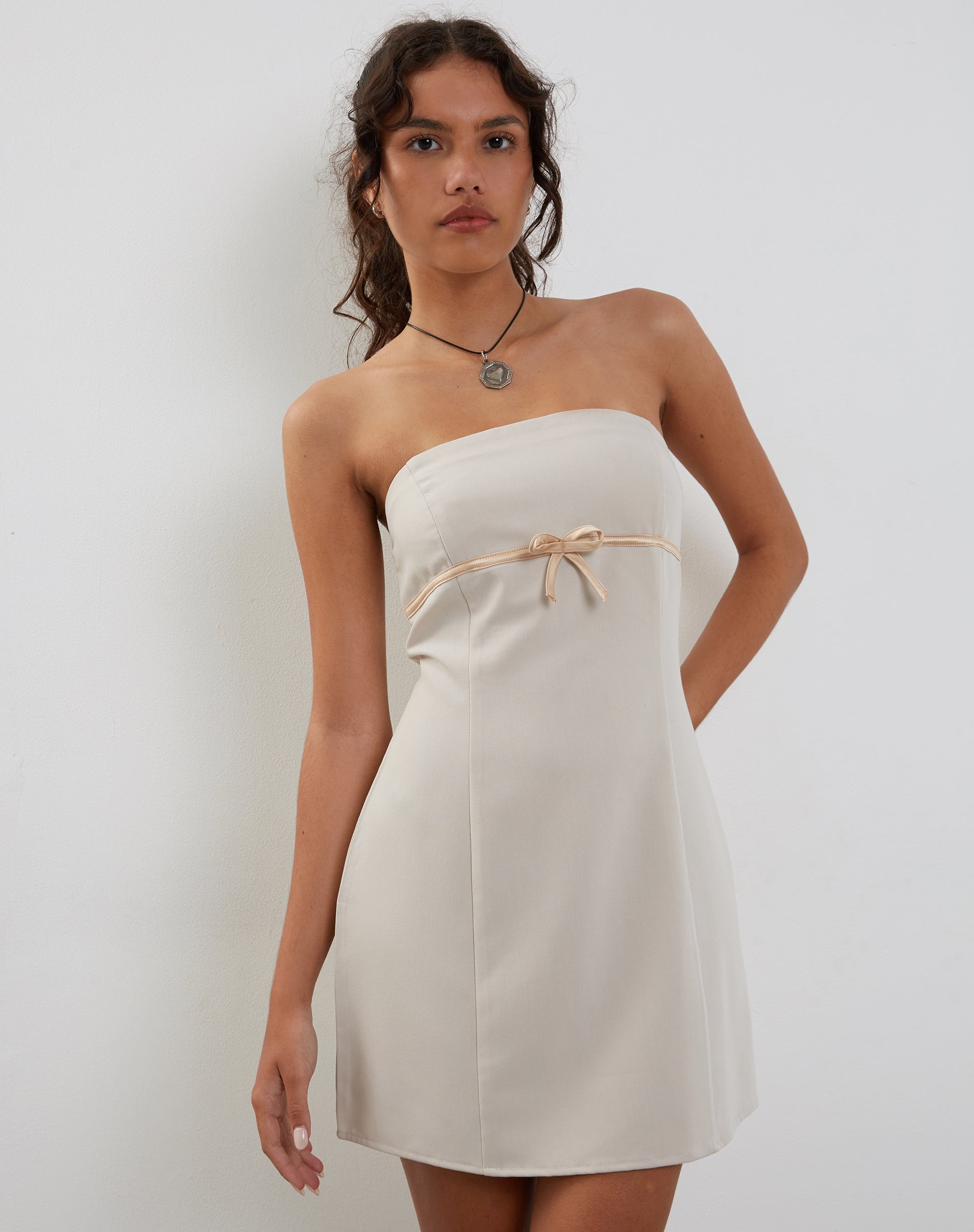 Immagine di Merila Mini Abito a Fascia in Avorio Soft Tailoring