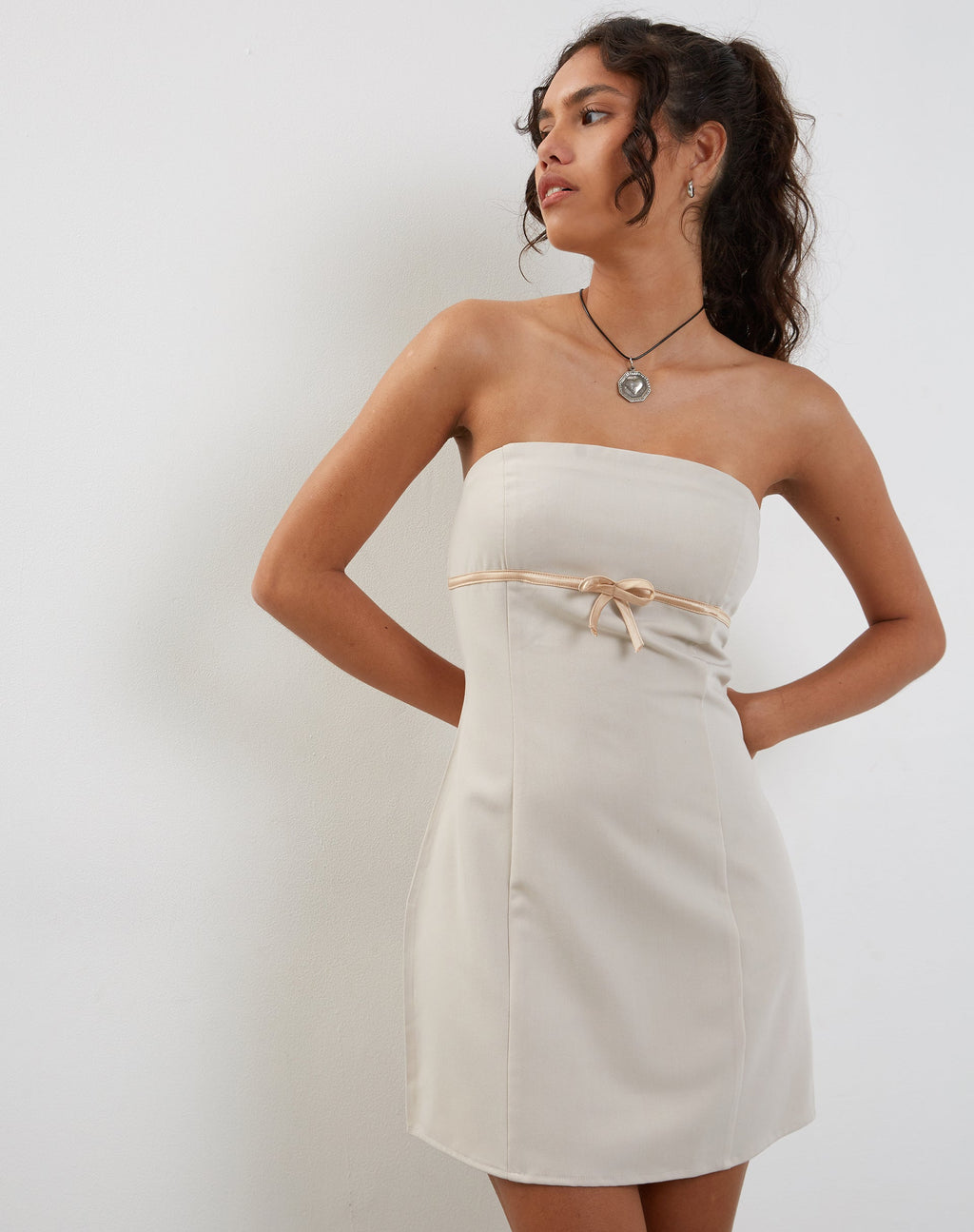 Merila - Mini abito a fascia in avorio - Soft Tailoring