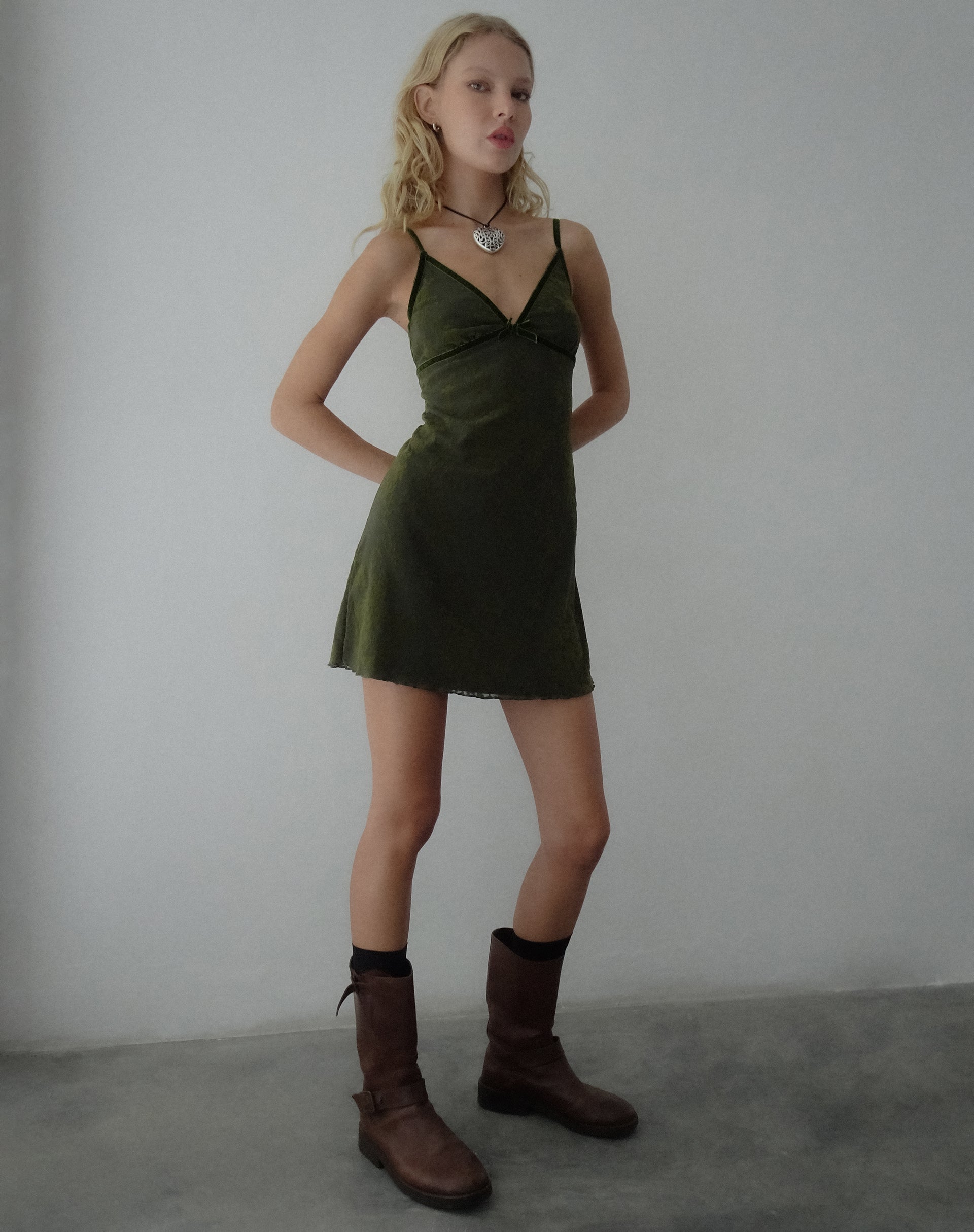 Immagine di Mevila Mini Dress in Abstract Botanic Dark Olive