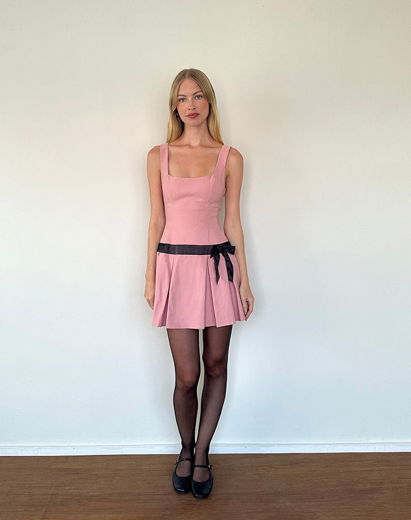 Immagine di Michelia Mini Dress in rosa con fiocco nero