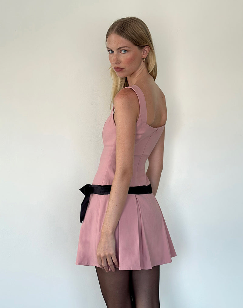 Immagine di Michelia Mini Dress in rosa con fiocco nero
