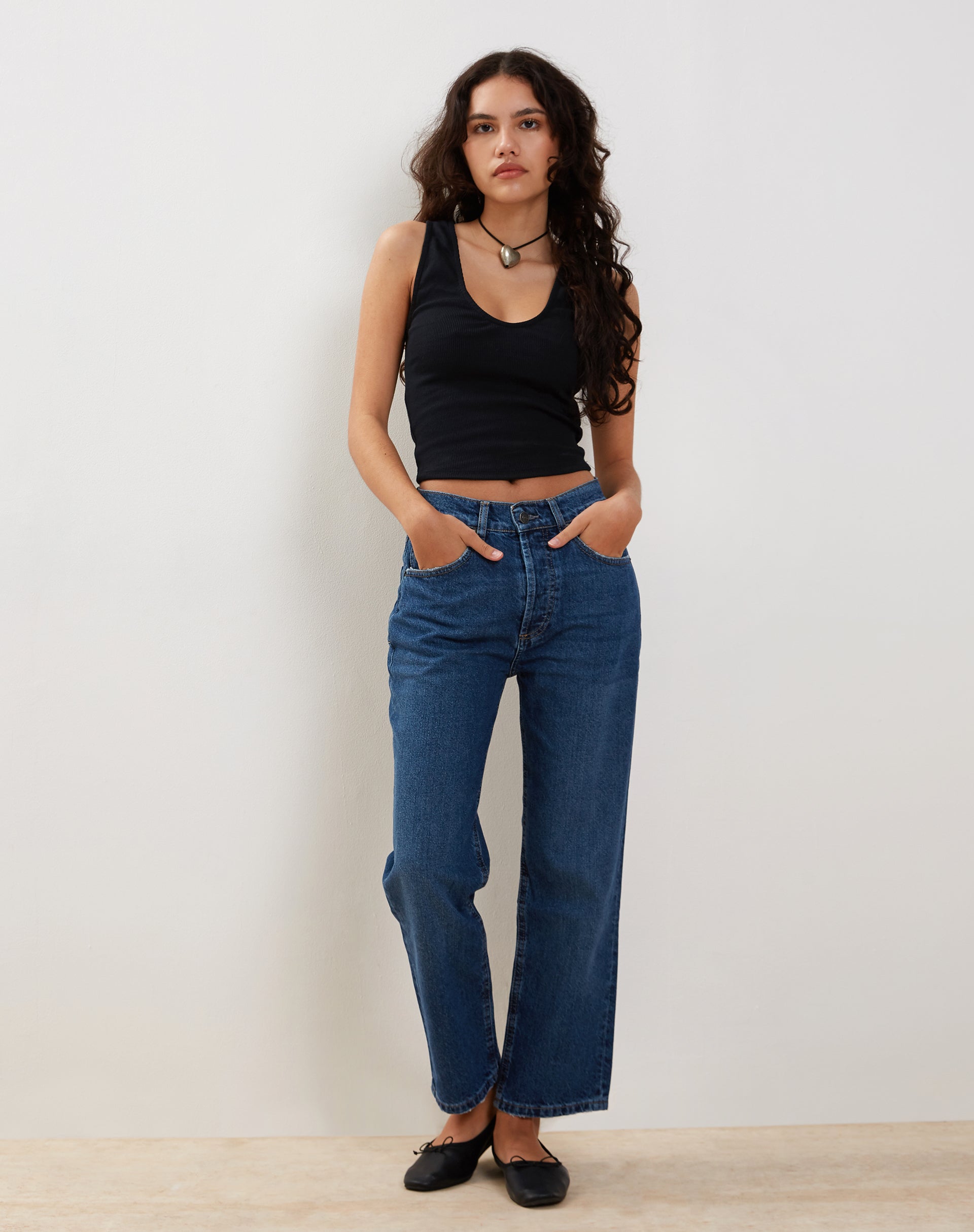 Immagine di Jeans a gamba dritta a vita media in blu medio Denim usato