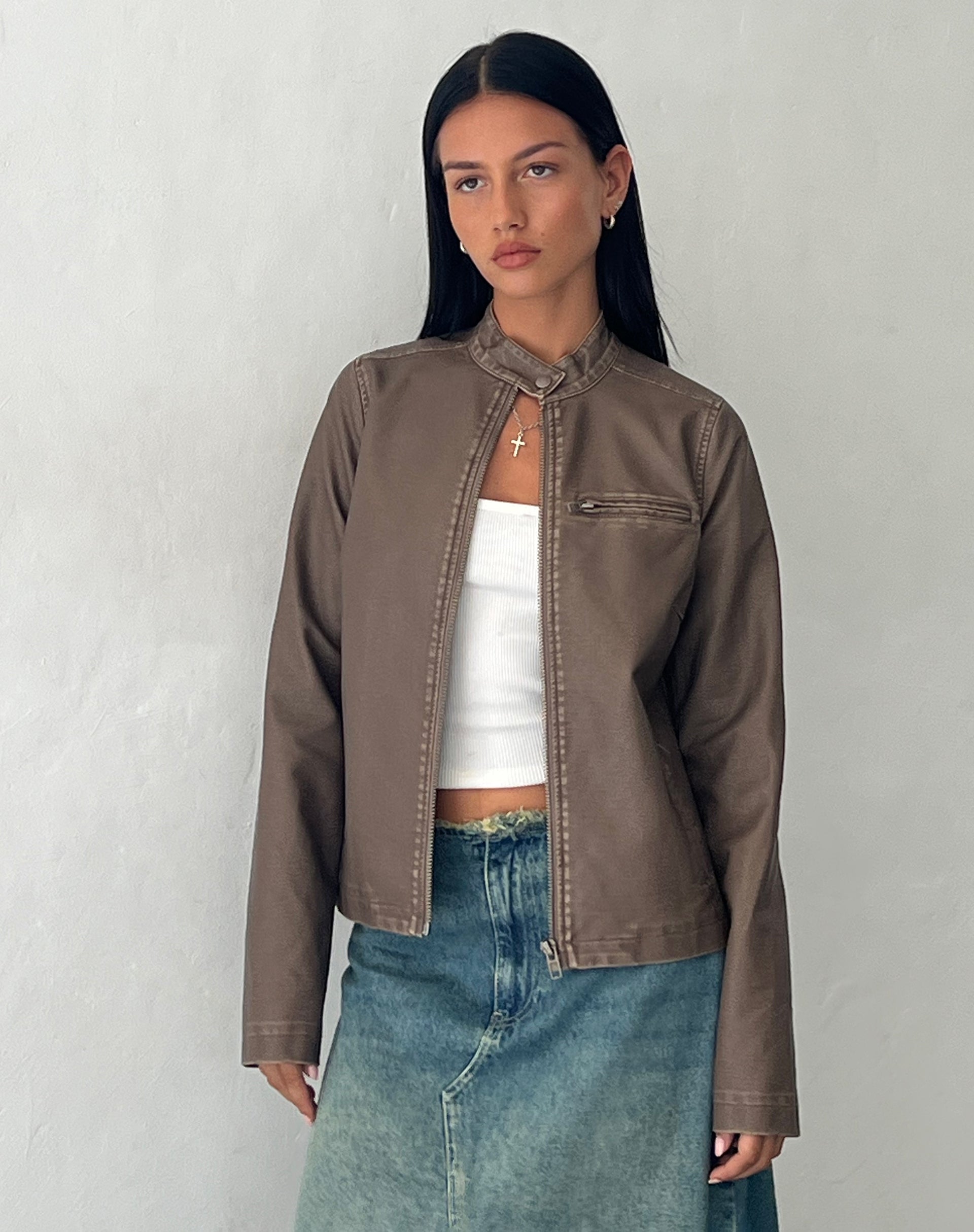 Immagine della giacca biker Mildred in PU Olive, con segni di usura